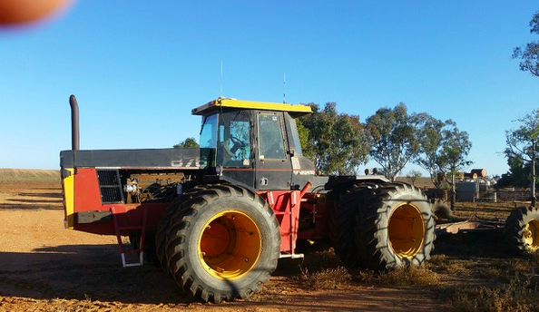 Versatile 876 Tractor Machinery & Equipment Tractors For